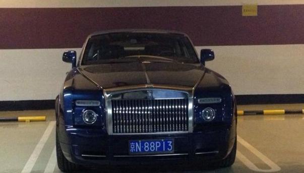 左边王思聪的车, 右边成龙的车, 这里的宾利豪车都不起眼了