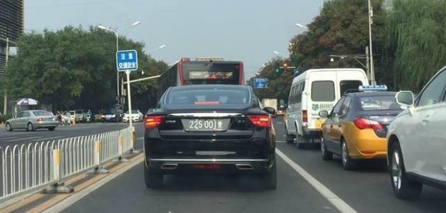 路遇挂着黑牌的吉利博瑞, 这牌不贵但坐在车内的人有来头