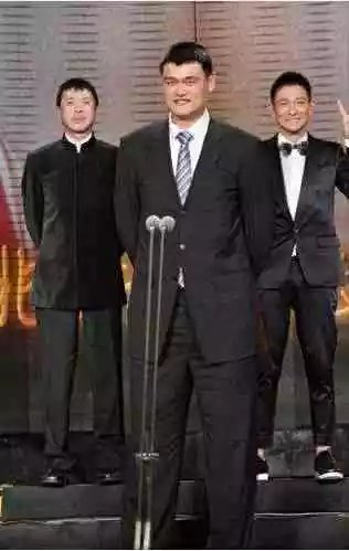 明星与姚明合照,杨幂机智,刘德华搞笑,陈乔恩呆萌,我就服成龙