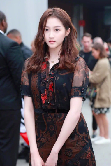 21岁关晓彤时装周首秀,穿印花长裙显老气,小腿
