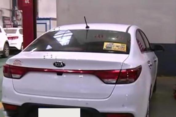 起亚K2车身出现多个小黑点，车主要求4S店拿2万维修，网友呵呵了