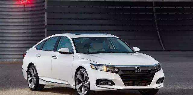 它与思域同平台, 神似奥迪A5, 空间不输天籁, 卖15万