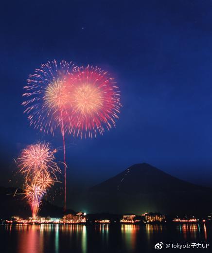 河口湖烟火大会是河口湖夏季最具代表性的祭典