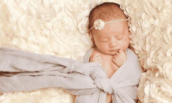 刚出生一个月宝宝生病去世,小手紧紧的握着,妈妈掰开后流泪