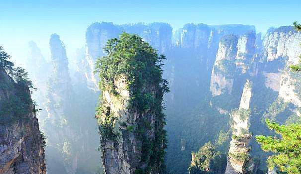 盛气凌人的云横秦岭,绝壁断崖的华山,没有一处比得上它