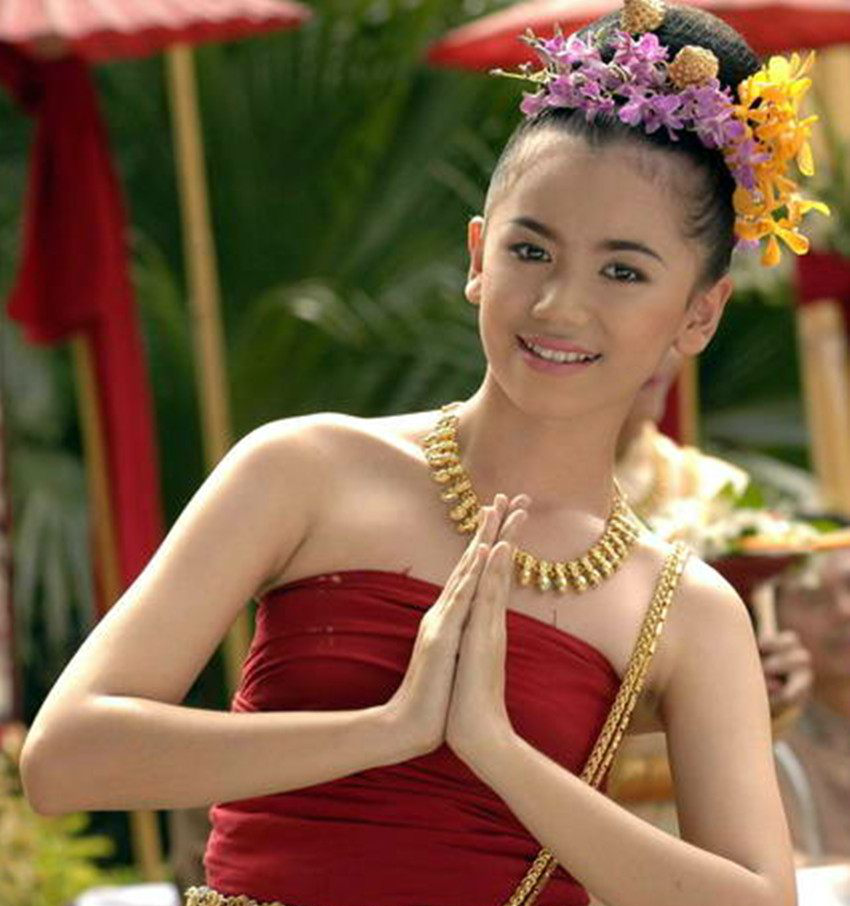 而泰国的美女们不仅长相好,待客也很热情.图为一位热情的泰国美女.