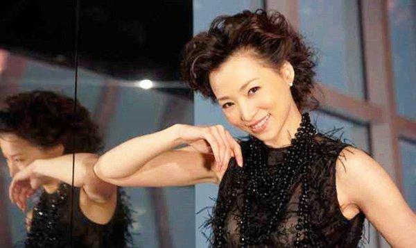 冻龄女神董卿走在红毯上，身后几个安保人员一直盯着她看