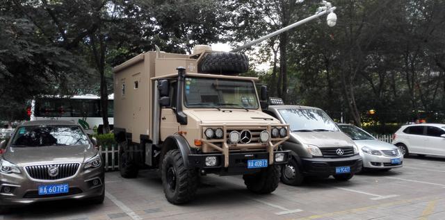 自带摄像抓拍，C1驾照就能开，这辆罕见奔驰做什么用的？