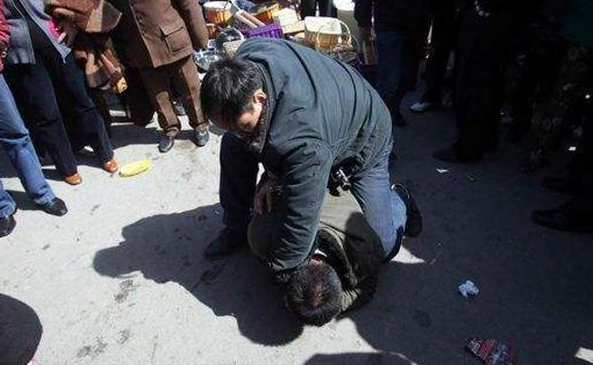 农民工坐火车回家,劝架后包却不见了,男子说的