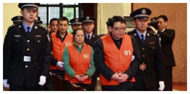 贪官文强私生活写照，弟媳疯狂敛财，妻子在鱼池下藏匿2000万