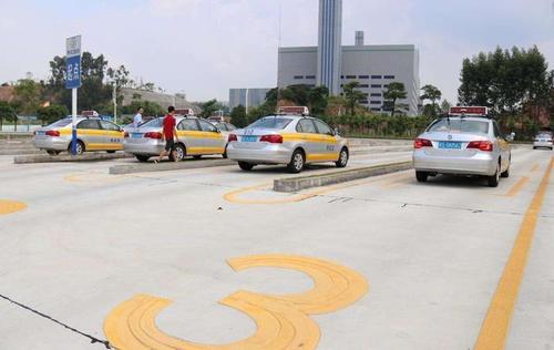 听说考驾照很难？一男子教练车当超跑，20秒通过？！