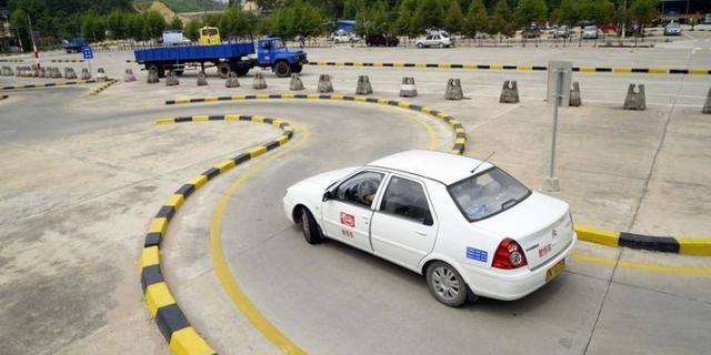 学员:为什么在驾校练车教练不让打空调?