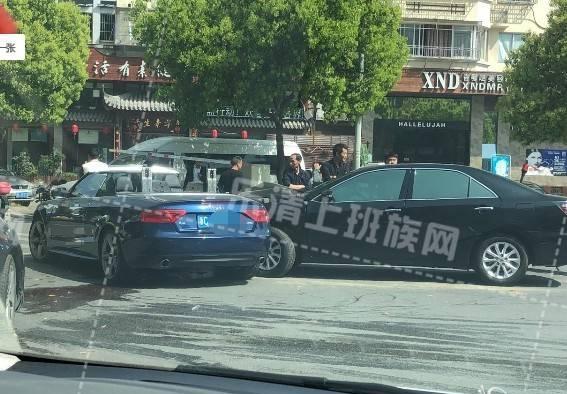 惨！乐清街头奥迪敞篷A5和丰田相撞，现场一片狼藉..