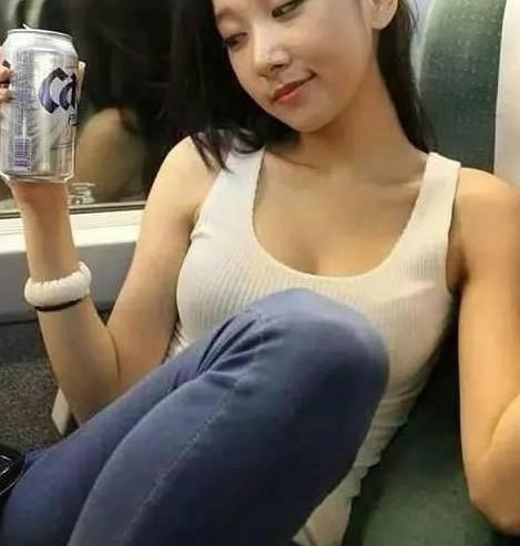 搞笑内涵图:公交车上遇到的姑娘,是不是穿的太凉快了