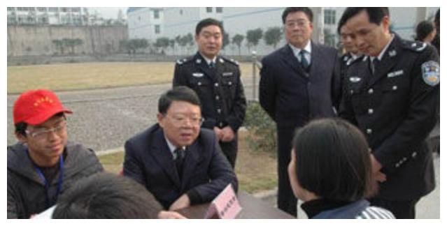 贪官文强私生活写照，弟媳疯狂敛财，妻子在鱼池下藏匿2000万
