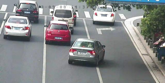 交警老公告诉我,实线变道不违章,听完他一番话