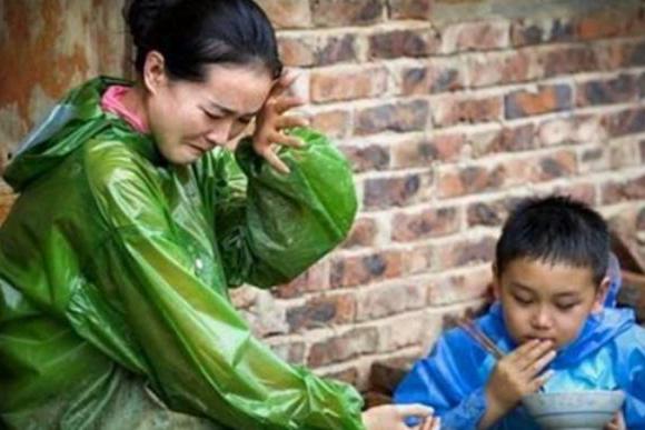 嫁入豪门遭虐待、跪着给婆婆洗脚、亲生儿子都敢打她?