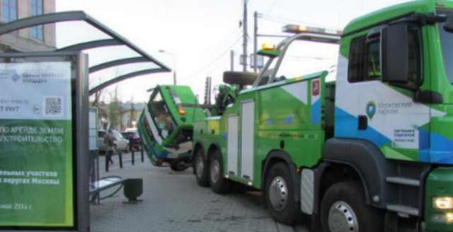 啥? 交警大队清理乱停车辆, 奥迪Q7被吊到空中时却发生了这一幕!