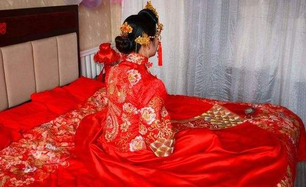 新婚之夜老公迟迟不&ldquo;干&rdquo;事，急得我主动扯开他双腿，看完我疯了