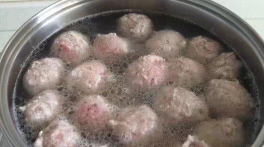 做肉丸子的时候先放油还是先放水？我来教你怎么做，肉丸绝对好吃