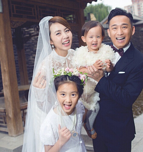 黄磊晒两个女儿近照，简直像一个模子刻出来的，基因太强大!