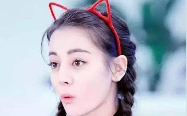 女星戴发箍,郑爽像中学生,迪丽热巴萌出血,而她瞬间老