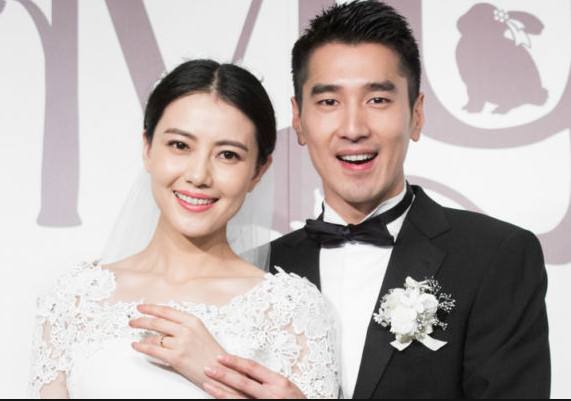 他是张钧宁前男友,如今娶娇妻在家,幸福美满让