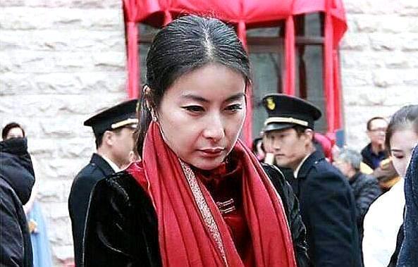 嫁入豪门的郭晶晶近况传出，满头白发双目几近失明，真相让人心疼