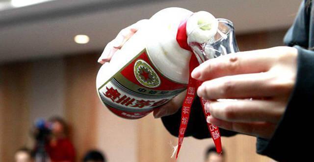 茅台酒的酒瓶上都会栓条红飘带。那么这根红飘