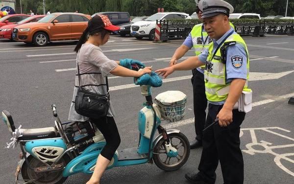 2018年农村电动车不上牌进城要罚款,不知道的