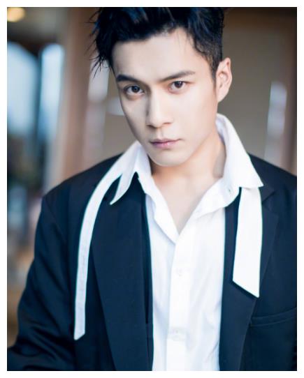 韩东君头戴黑色方形时尚眼镜亮相机场,受到粉