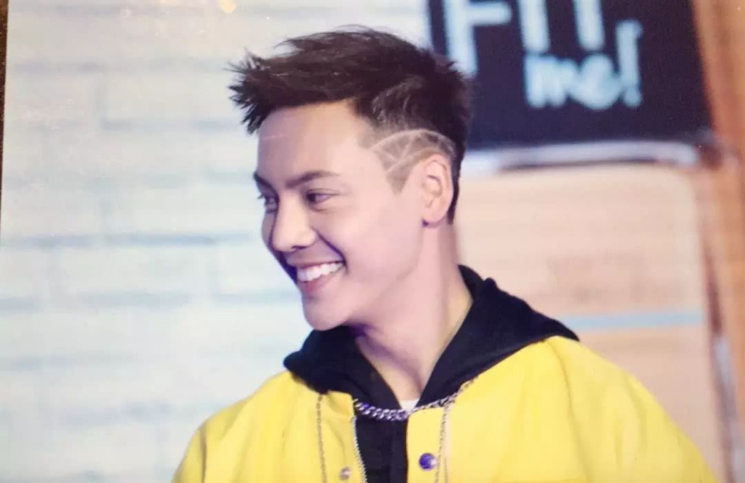 陈伟霆出席美宝莲新品发布会,热舞导师现场教学