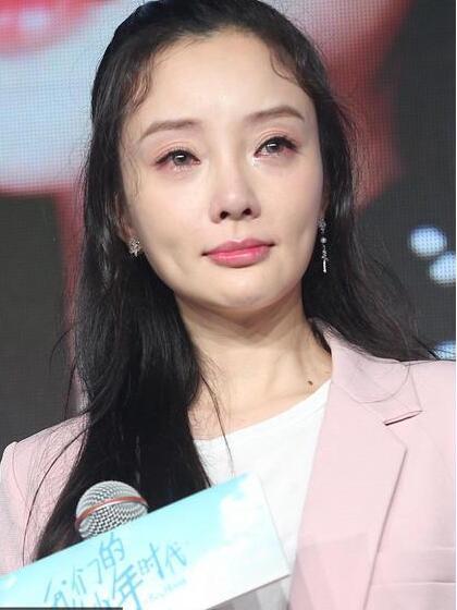 李小璐硬生生的将一个靓丽少女“换脸”变成了一个僵尸脸小姐姐！
