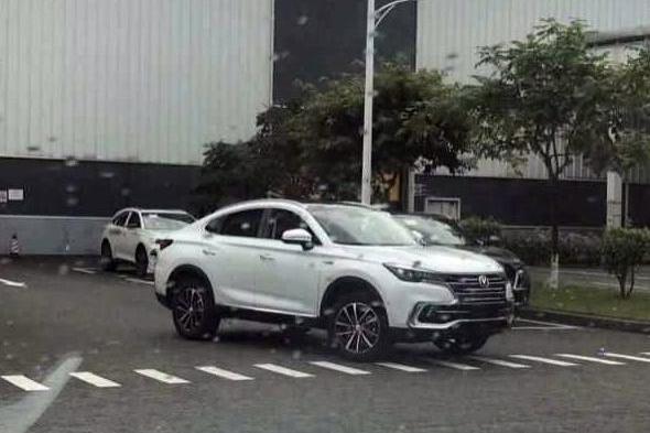 长安也要出跨界轿跑SUV？长安CS85谍照曝光，溜背设计酷似X6