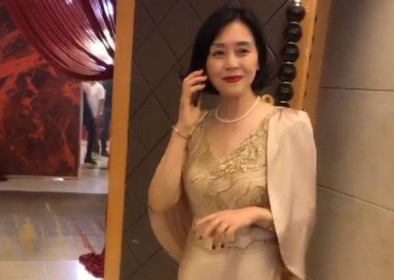网上又现"最美婆婆",穿着打扮惊艳众人,网友:儿媳妇保重!