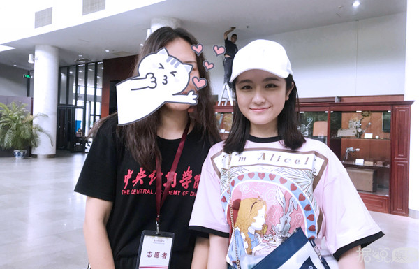 易烊千玺大学想谈恋爱?粉丝看到他的漂亮女同