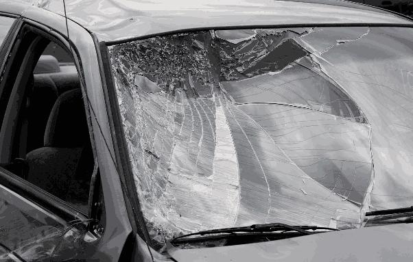 为啥挡风玻璃被砸，保险公司拒赔付！交警：因为你说了个“是”字
