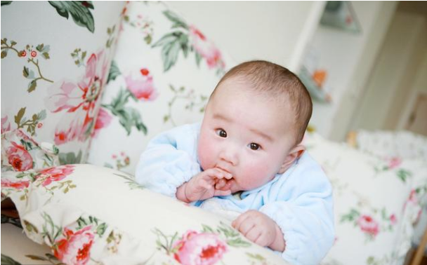 6个月的宝宝不会翻身,宝妈带去医院检查,医生