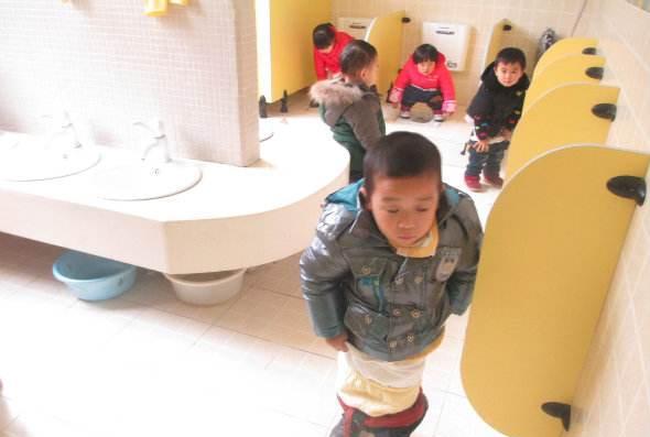 为什么宝宝们不愿意在幼儿园拉臭臭,要回家拉,真相你知道么?