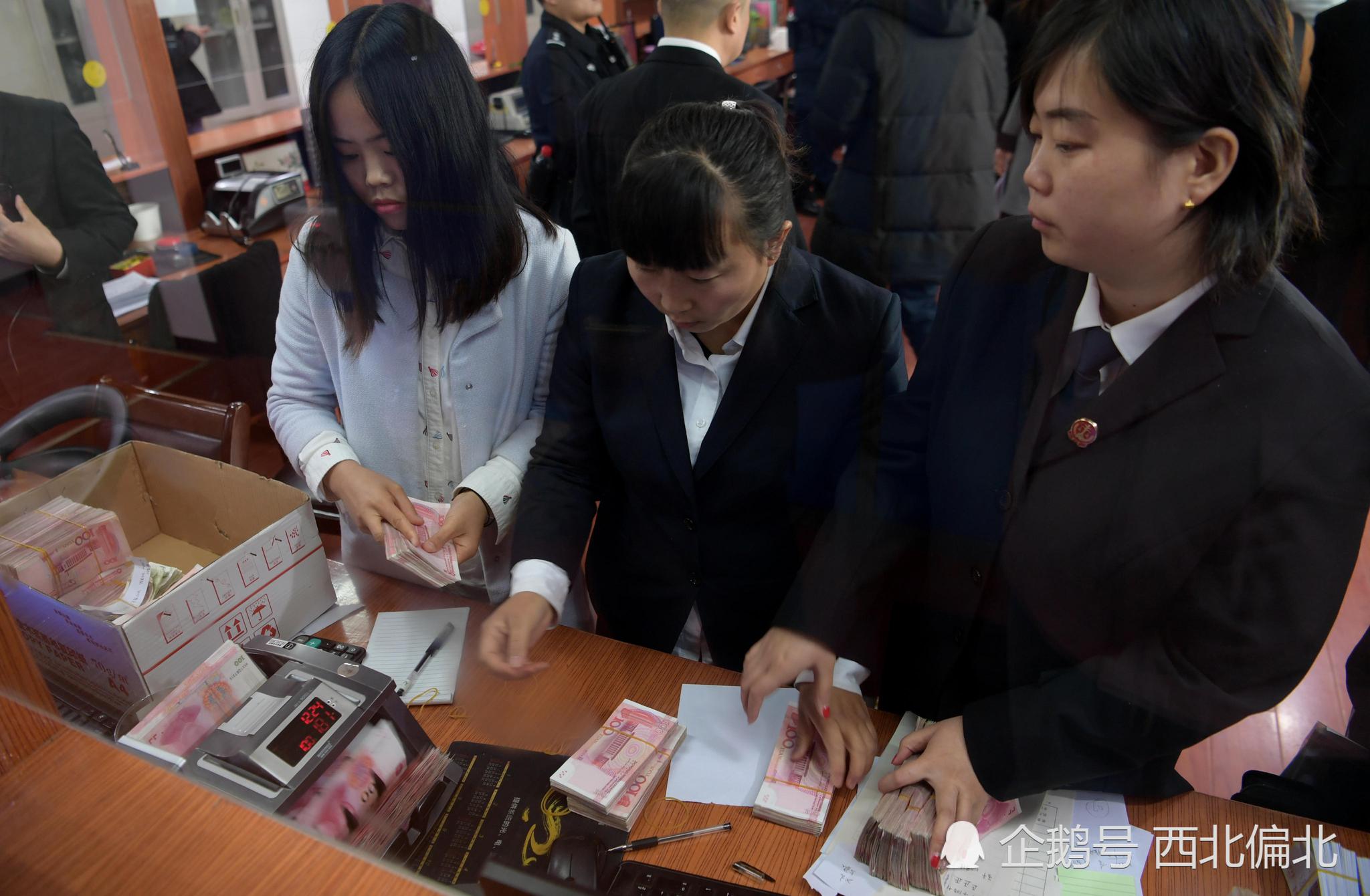 老赖拖欠房租 法院突击其公司搜查出68万现