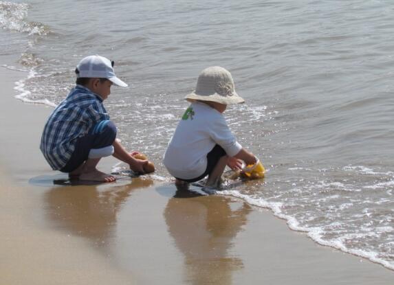父母都会在夏季安排时间带小孩去海边玩耍,需
