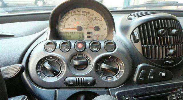 这车外型全球第一丑, 内饰全球最奇葩, 第一排有三个座, 卖3万