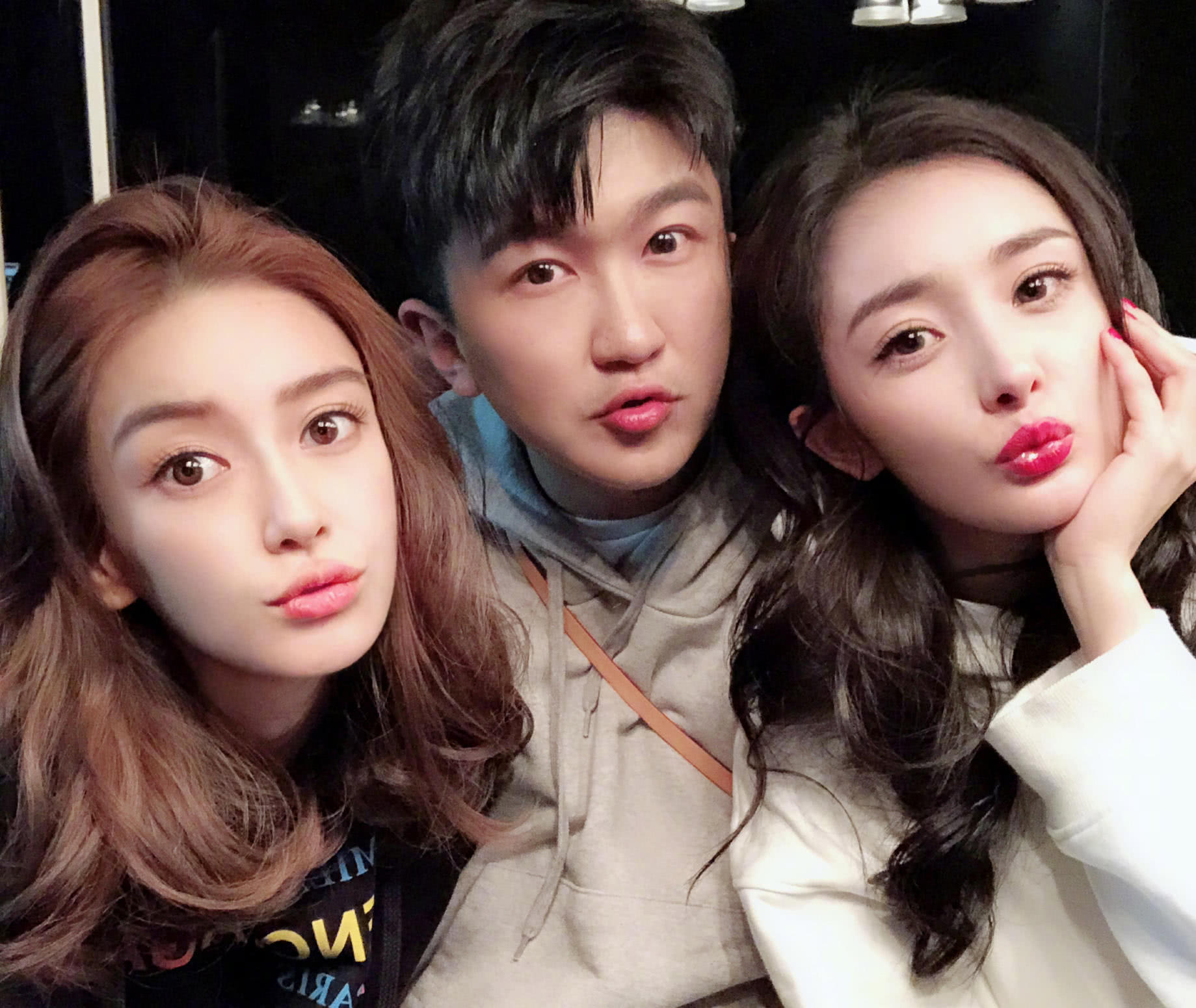 张碧晨脸上吻痕抢镜!张大大与赵丽颖张碧晨合