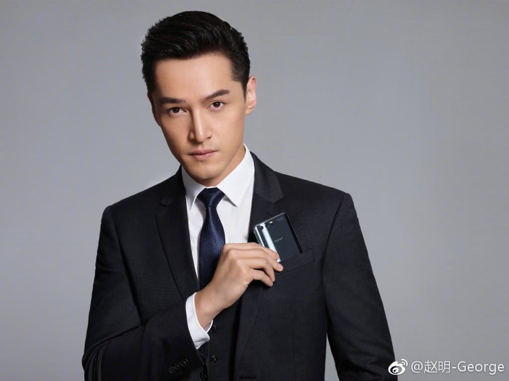 胡歌代言!荣耀10真机外形首曝:前置指纹+刘海