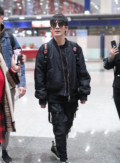 大张伟嘻哈装,穿小脚工装裤175cm愣是矮了一