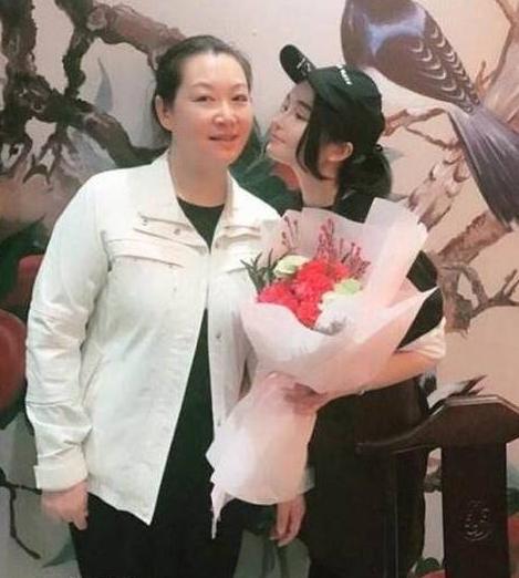 赵本山53岁妻子近照曝光,脸颊圆润,素颜与女儿玩直播