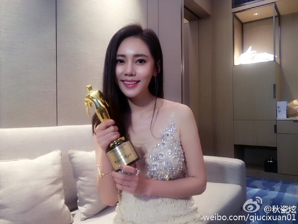 39岁秋瓷炫穿吊带鱼尾蕾丝礼服,简约又大气,网友:于晓光真有福