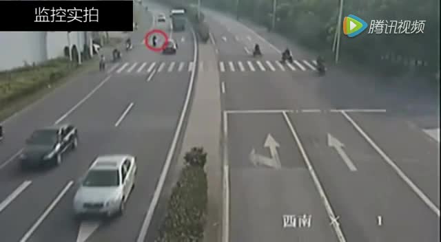 电动车路口突然变道，大货车无奈的将他撞成渣