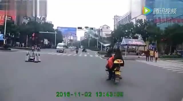 大排量摩托车加大油门起步，遇上乱窜电动车悲剧了