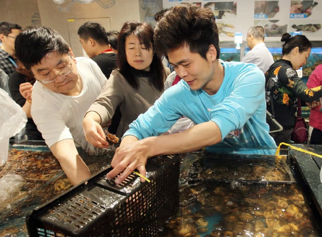 周末去海鲜市场买鲍鱼，我随口一说买3头的，店主直呼：真会买